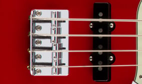 Player Mustang® Bass PJ HARDTAIL BRIDGE MIT 4 SAITENREITERN